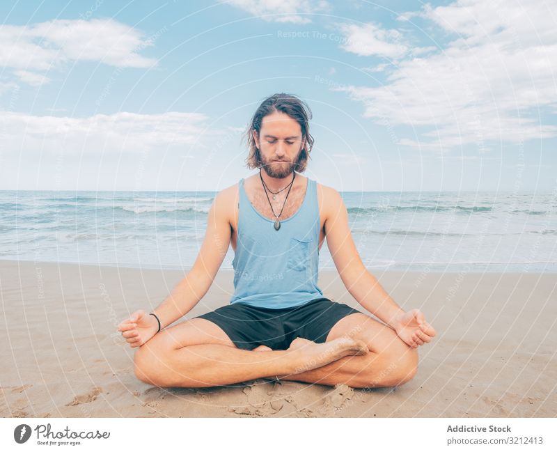 Mann trainiert Yoga am Strand ruhen Harmonie Asana Training Übung Meeresufer Energie Meditation Ausgeglichenheit Dehnung Zen sich[Akk] entspannen Gleichgewicht