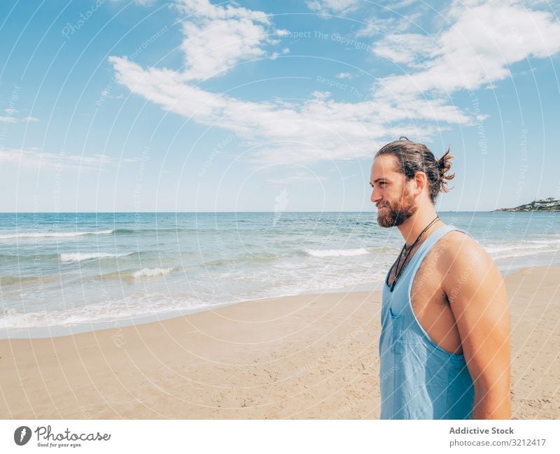 Am Strand stehender Mann ruhen Windstille entspannt Resort Harmonie Stehen sich[Akk] entspannen Sommer Vollbart Hobby Urlaub aktiv Meer aussruhen männlich