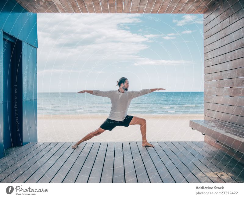 Mann beim Yoga am Strand ruhen Windstille Resort brutal Harmonie sich[Akk] entspannen Sommer Vollbart üben Hobby Asana Sport Urlaub strecken aktiv Sitzen