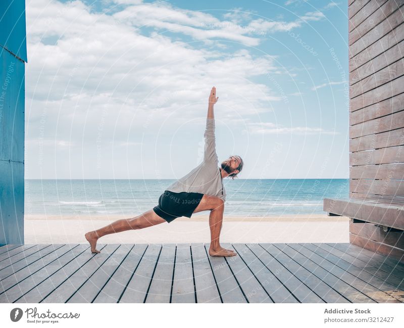 Mann beim Yoga am Strand ruhen Windstille Resort brutal Harmonie sich[Akk] entspannen Sommer Vollbart üben Hobby Asana Sport Urlaub strecken aktiv Sitzen
