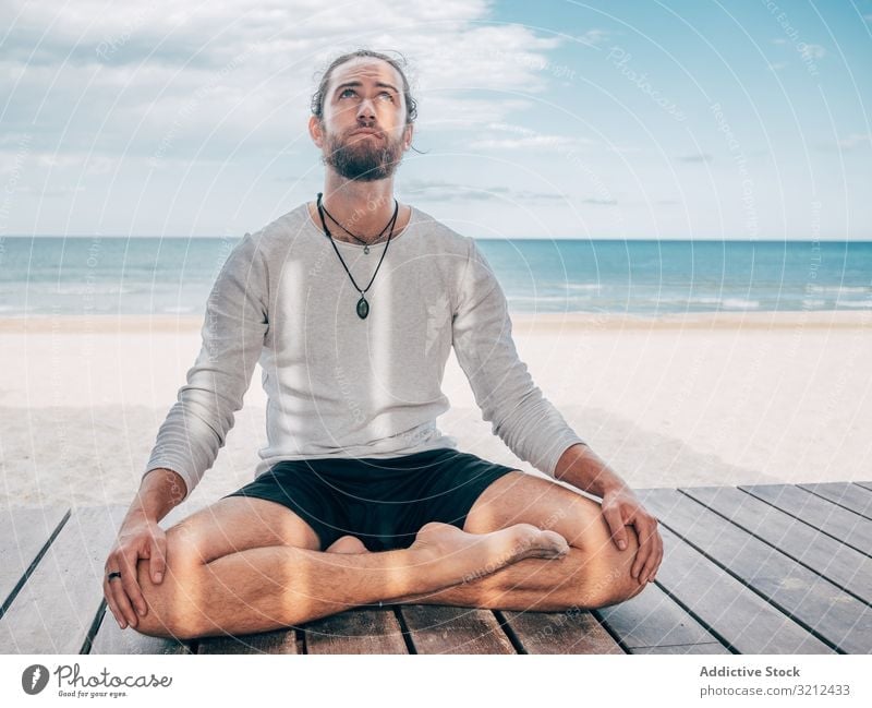 Am Strand meditierender Mann ruhen Windstille Lotussitz Resort brutal Harmonie Lotos sich[Akk] entspannen Sommer Vollbart üben Yoga Hobby Asana Sport Urlaub