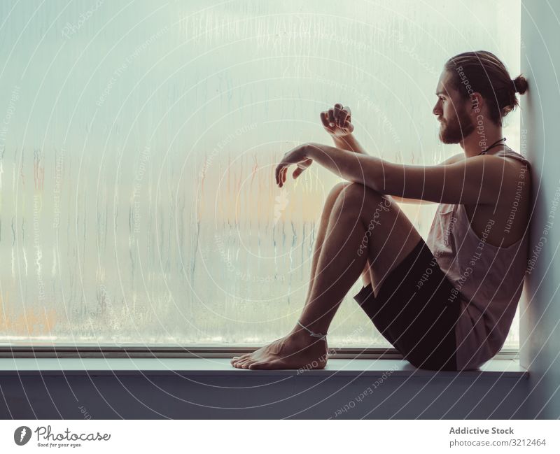 Mann in Achtsamkeit auf der Fensterbank sich[Akk] entspannen ruhig Frieden Training Fitness Meditation Körper Lifestyle geistig Gesundheit Sport Fenstersims