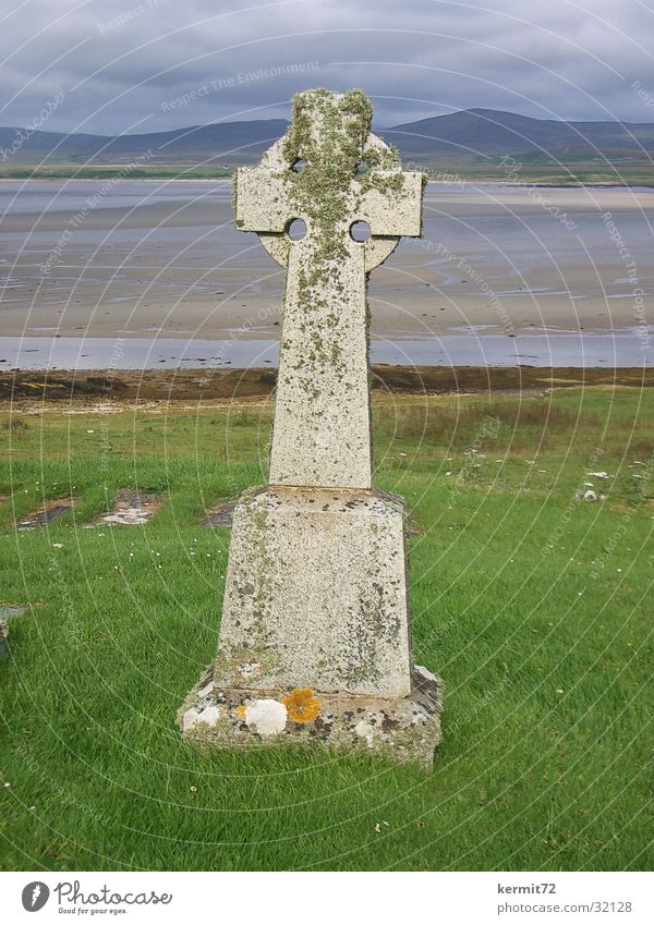 Keltisches Kreuz Grabstein Kelten Wiese Meer Schottland Wahrzeichen Denkmal Strand Küste Rücken Rasen alt Stein beschriften Islay