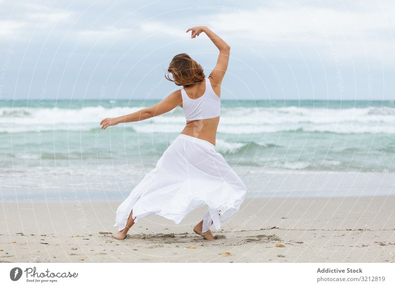Anonyme Frau tanzt am Meer Tanzen MEER Sand Ufer Freiheit Konzept Natur Wellen Wetter Bewegung Körperhaltung weiß Outfit Küste Strand Wasser sorgenfrei Dame
