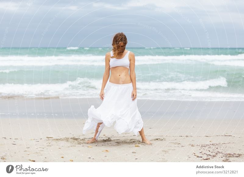 Schöne Frau tanzt am Meer Tanzen MEER Sand Ufer Freiheit Konzept Natur Wellen Wetter Bewegung Körperhaltung weiß Outfit Küste Strand Wasser sorgenfrei Dame