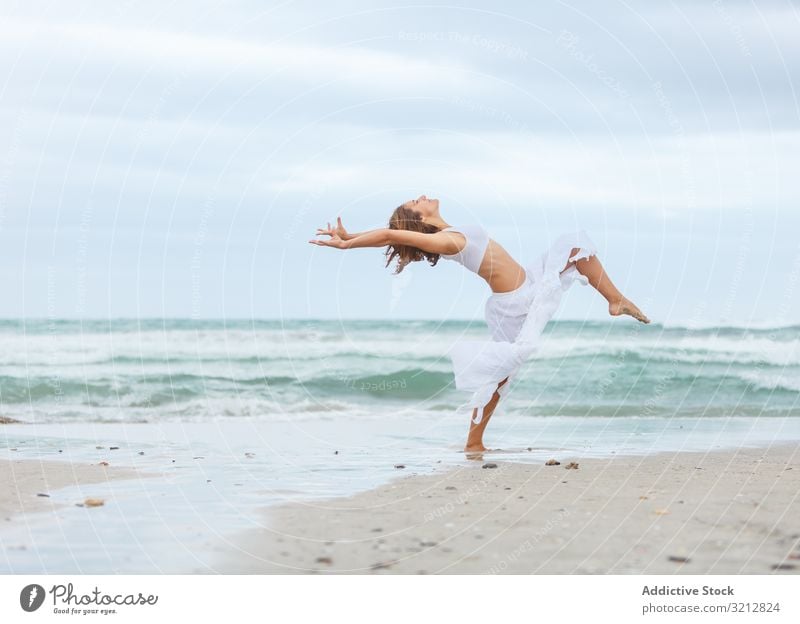 Schöne Frau tanzt am Meer Tanzen MEER Sand Ufer Freiheit Konzept Natur Wellen Wetter Bewegung Körperhaltung weiß Outfit Küste Strand Wasser sorgenfrei Dame