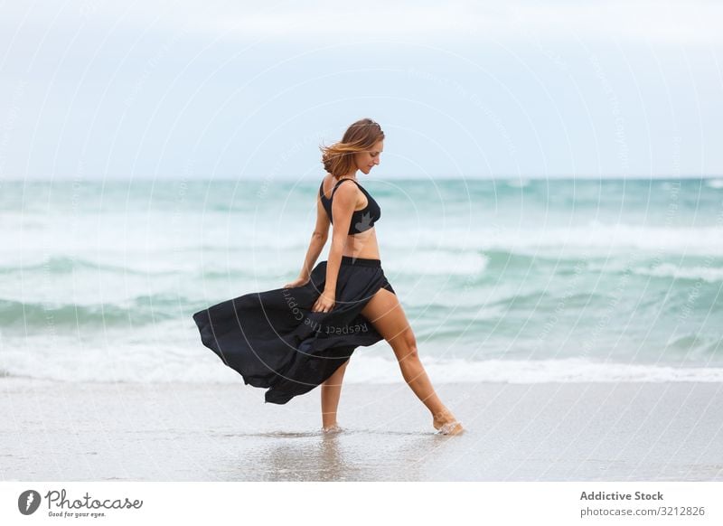 Schöne Frau tanzt am Meer Tanzen MEER Sand Ufer Freiheit Konzept Natur Wellen Wetter Bewegung Körperhaltung schwarz Outfit Küste Strand Wasser sorgenfrei Dame