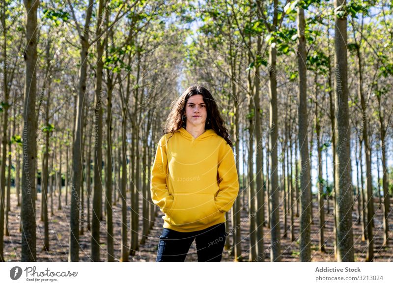 Hübsches sportliches Mädchen im Wald stehend Sweatshirt Spaziergang Abenteuer Tourismus reisen Teenager Frau jung Person brünett schön ernst besinnlich