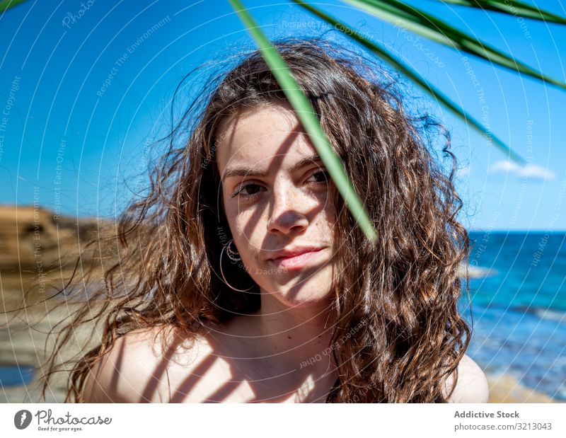 Schöne Frau auf Seehintergrund Meeresufer Sommer Strand Urlaub Erholung Resort reisen Ausflug Abenteuer Tourismus Feiertag jung Person attraktiv schön brünett