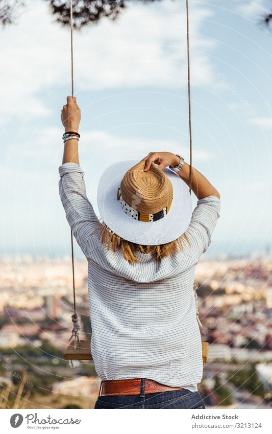 Mädchen mit Hut beobachtet die Stadt Blick Großstadt reisen Ansicht pendeln jung Dame Frau im Freien Tourismus Barcelona Urlaub Tourist Abenteuer Landschaft