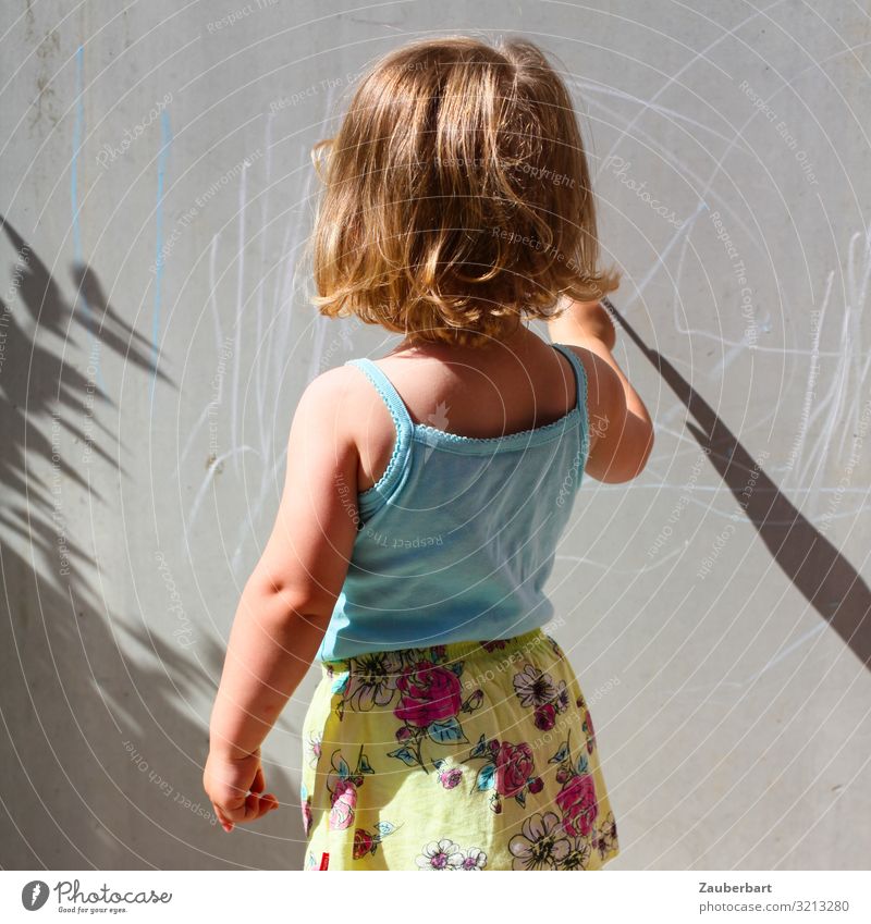 Kleines Mädchen malt im Sonnenlicht auf grauer Wand feminin Kind Kindheit 1 Mensch 3-8 Jahre T-Shirt Rock blond entdecken zeichnen Spielen Glück klein niedlich