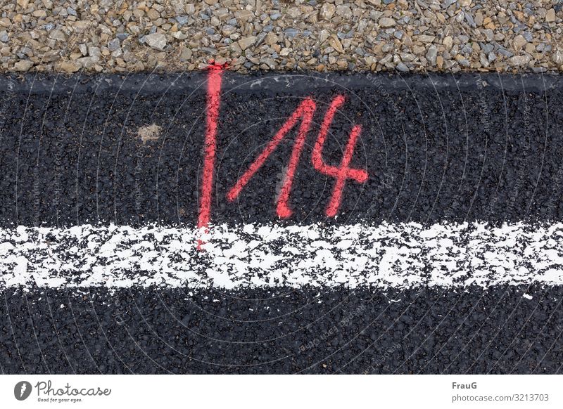 /14 | Geschriebenes Straße Straßenbau Ziffern & Zahlen rot Asphalt Kies Schilder & Markierungen Straßenrand Farbfoto Blick nach unten