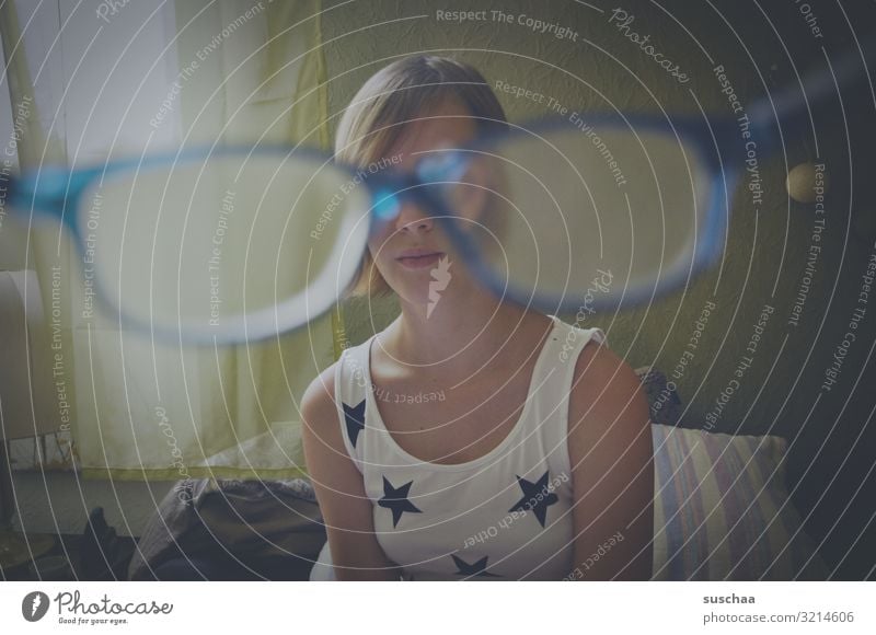 optische störung Kind Mädchen Teenager Jugendliche Brille Lesebrille Blick Linse Optik Ferne Nahsicht Sehschwäche Optiker Schwache Tiefenschärfe Unschärfe Glas