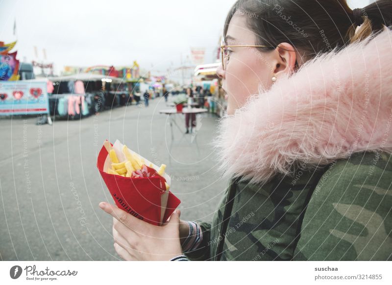 1x pommes mit ketchup Junge Frau Mädchen Jugendliche Teenager Winterjacke Fellkragen rosa Pommes frites Ketchup Tüte Hand Straße Markt Herbstmarkt Jahrmarkt