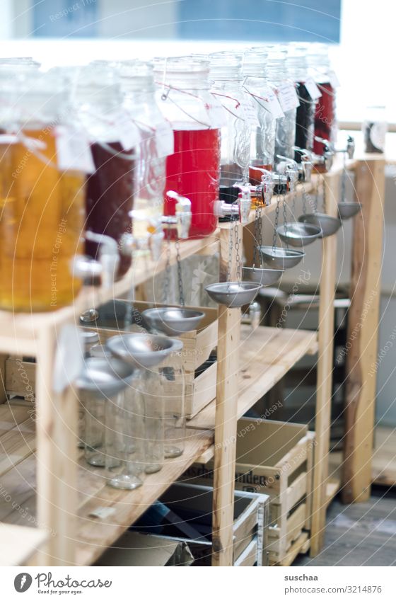 selbst abfüllen Glasbehälter Likör Ladengeschäft Geschäft Selbstbedienung Spirituosen Getränk Alkohol nachhaltig ohne Verpackung unverpackt Regal ökologisch