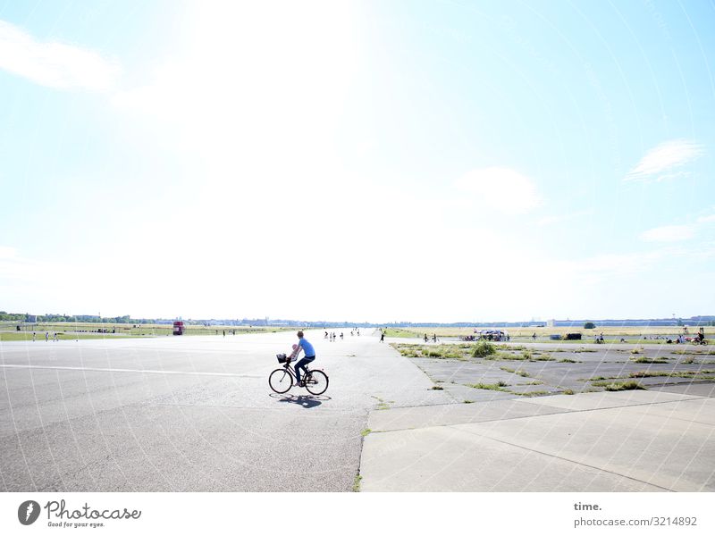 Der Himmel über Berlin Mensch Umwelt Sonne Schönes Wetter Wiese Platz Sehenswürdigkeit Wahrzeichen Personenverkehr Fahrradfahren Fußgänger Wege & Pfade