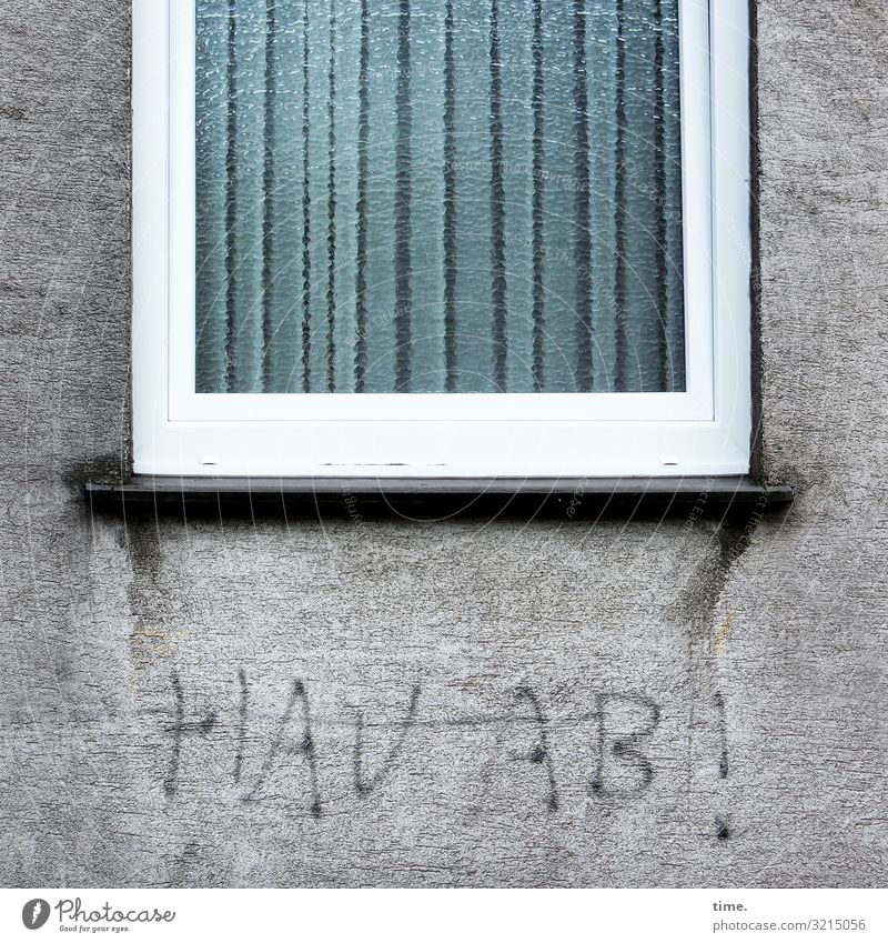 Ausladung | Geschriebenes Haus Mauer Wand Fenster Stein Beton Schriftzeichen Graffiti dunkel Gefühle Stimmung Leben Überraschung Stress Nervosität Wut Ärger