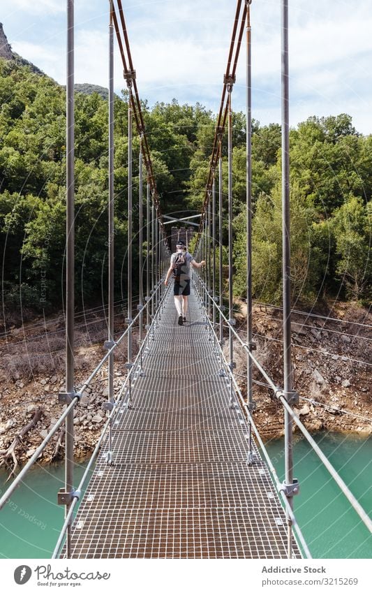 Mann überquert eine Brücke im Berg Überfahrt Berge u. Gebirge Suspension Natur Person grün reisen Landschaft im Freien Abenteuer Spaziergang Trekking wandern