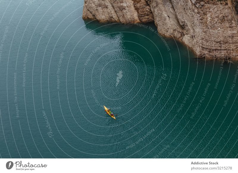 Menschen, die einen Fluss mit dem Kajak überqueren Wasser Lifestyle Sport Kajakfahren reisen Landschaft Erholung Aktivität Boot Sommer Rudern Natur Tourismus