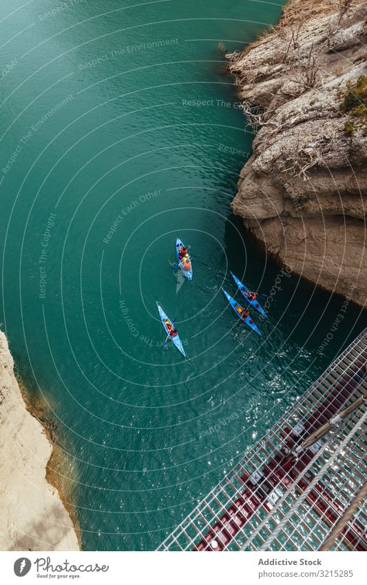 Menschen, die einen Fluss mit dem Kajak überqueren Wasser Lifestyle Sport Kajakfahren reisen Landschaft Erholung Aktivität Boot Sommer Rudern Natur Tourismus