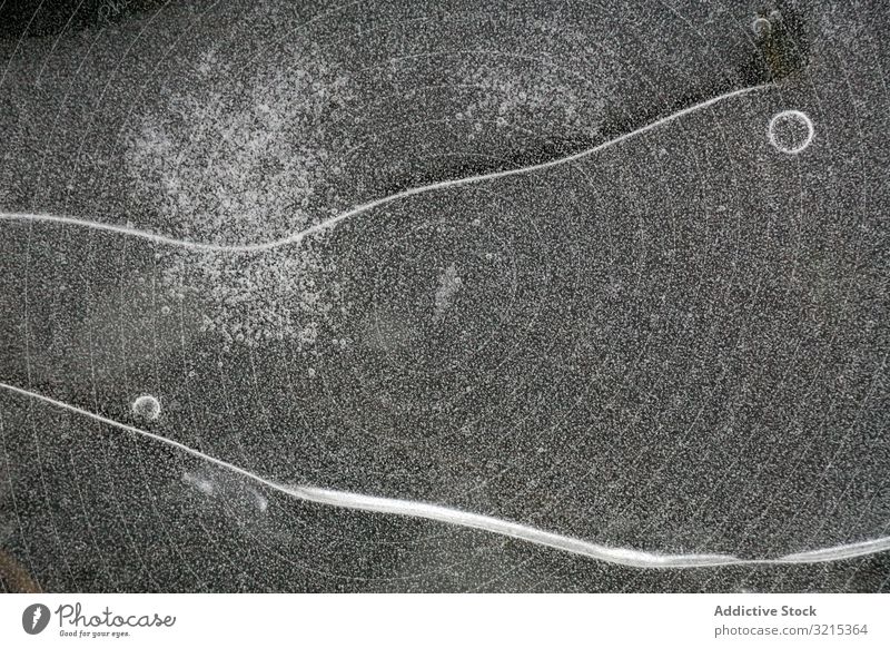 Fragment von dünnem Eis auf dunkel gefrorenem Fluss Wasser Bruchstück Eisbeschichtung kalt Oberfläche Natur Muster Textur Saison Wildnis Winter Frost See Teich
