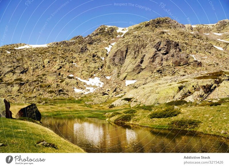 Malerische Aussicht auf den See im Berggebiet Rasen reisen Berge u. Gebirge malerisch Gegend schön Windstille steinig sonnig Tag Wasser Landschaft Sommer Natur