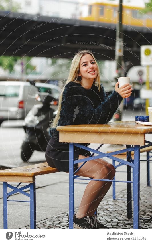 Schöne Frau trinkt Kaffee in Straßencafé Café Berlin trinken blond heiter Lächeln jung schön Mode stylisch elegant attraktiv lässig Behaarung Model trendy Glück