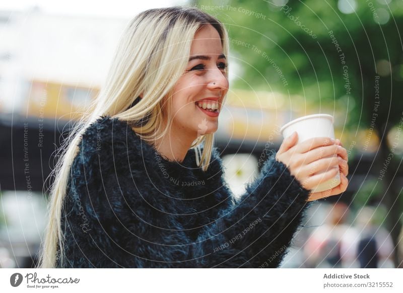Schöne Frau trinkt Kaffee in Straßencafé Café Berlin trinken blond heiter Lächeln jung schön Mode stylisch elegant attraktiv lässig Behaarung Model trendy Glück