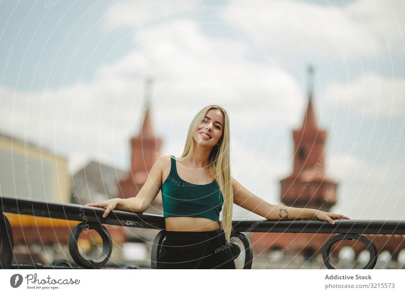 Schöne blonde Frau, die sich an ein Geländer lehnt Model schön Lehnen Berlin Reling jung stylisch trendy traumhaft elegant urban charmant feminin Sightseeing