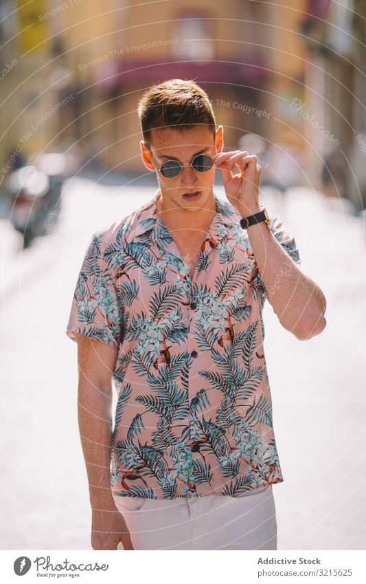 Hübscher Mann auf der Straße stehend entspannend Model Stil Stehen Asphalt hawaiianisches Hemd Lifestyle Erwachsener gutaussehend männlich trendy Sommersprossen