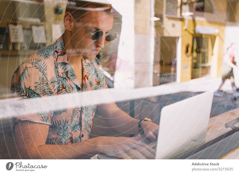 Mann arbeitet am Laptop freiberuflich Browsen konzentriert fokussiert nachdenklich benutzend Glas Beruf Café gutaussehend Erwachsener männlich Mitteilung