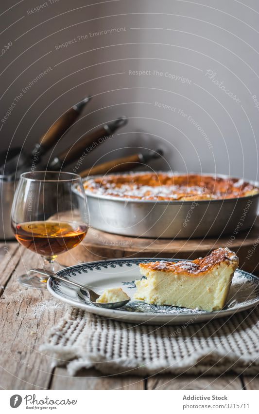 Hüttenkäsepudding und ein Glas Cognac Auflaufform Weinbrand gebacken Pudding Essen zubereiten Lebensmittel Getränk Alkohol Cottage Käse Dessert selbstgemacht