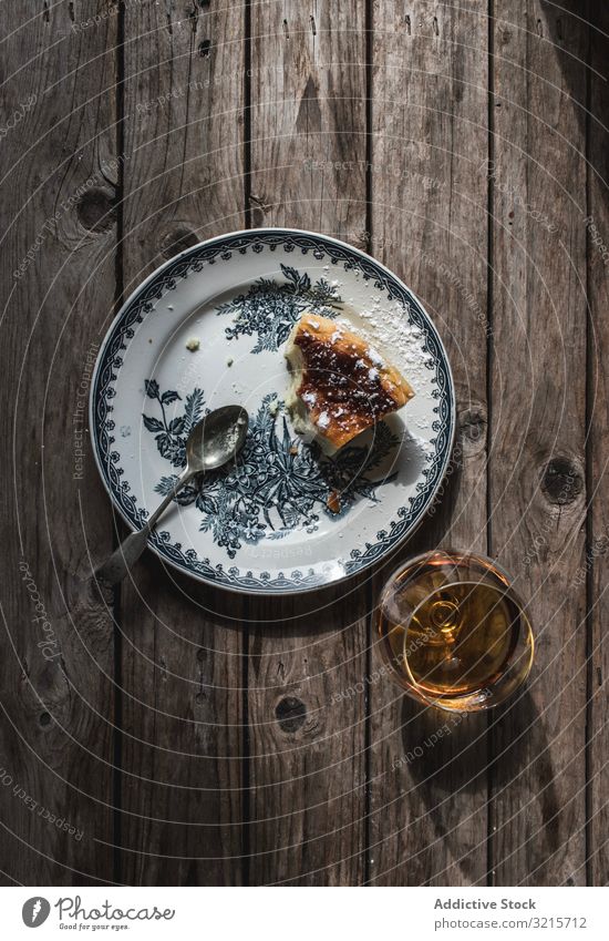 Hüttenkäsepudding und ein Glas Cognac Weinbrand gebacken Pudding Essen zubereiten Lebensmittel Getränk Alkohol Cottage Käse Dessert selbstgemacht Spielfigur