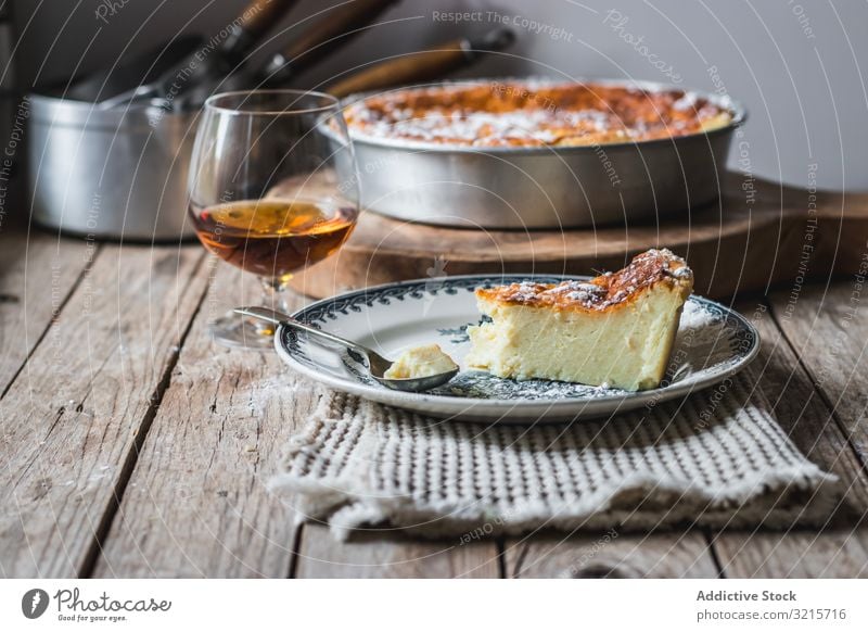 Hüttenkäsepudding und ein Glas Cognac Auflaufform Weinbrand gebacken Pudding Essen zubereiten Lebensmittel Getränk Alkohol Cottage Käse Dessert selbstgemacht