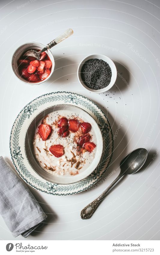 Porridge mit Erdbeeren Haferflocken Frühstück Chia Samen Lebensmittel lecker Gesundheit organisch Essen Diät Bestandteil kulinarisch geschmackvoll gekocht