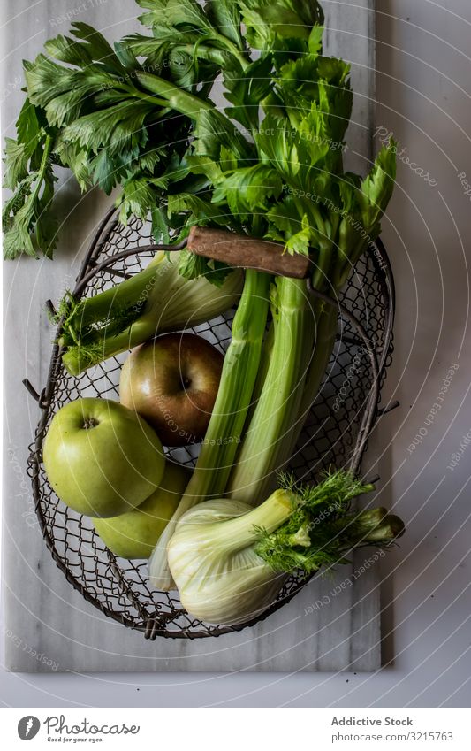 Grünes Gemüse, Früchte und Nüsse zum Kochen Apfel Sellerie Fenchel Walnussholz Lebensmittel Korb grün roh Vegetarier lecker Gesundheit frisch geschmackvoll