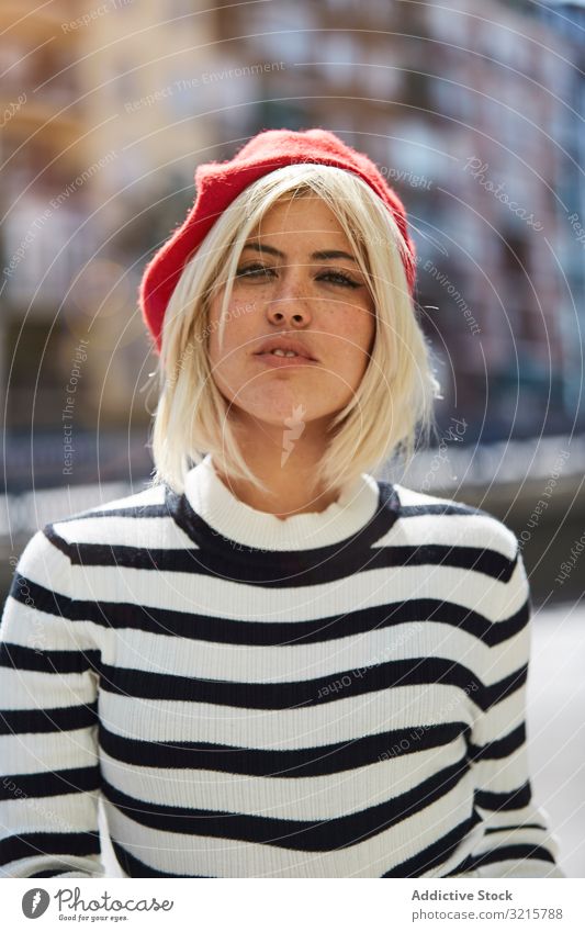 Schöne Frau mit roter Baskenmütze im Freien stylisch trendy gestreift Französisch Mode glamourös jung Person attraktiv schön lässig blond Sommersprosse hübsch
