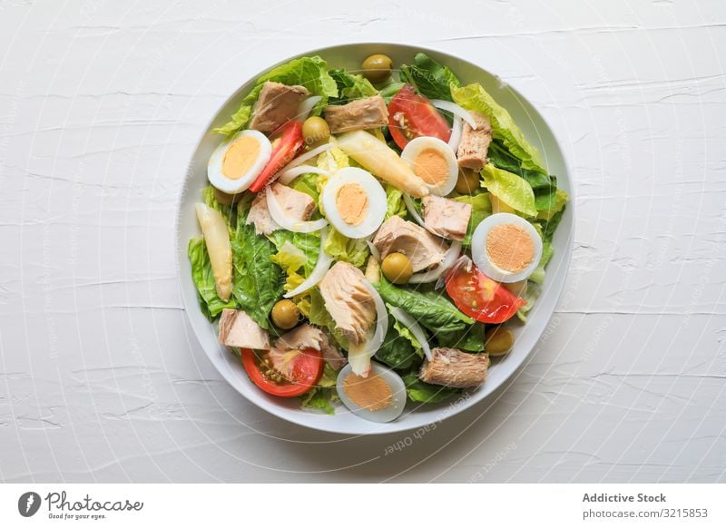 Köstlicher farbenfroher Sommersalat Salatbeilage Thunfisch Tomate Ei oliv Zwiebel Lebensmittel Fisch Gesundheit lecker Gemüse frisch appetitlich