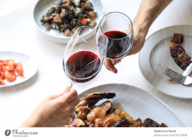 Jubelnde Paare mit Rotwein Wein Glas Abendessen rot jubelnd Feier Alkohol trinken Getränk Lebensmittel Party Erwachsener Menschen Essen Röstung lecker