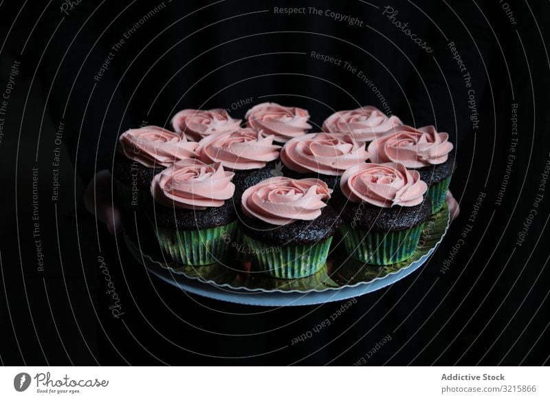 Muffins mit rosa Glasur auf Teller komponiert Cupcake Sahne süß Roséwein Gebäck Zuckerguss Lebensmittel Feinschmecker selbstgemacht Küche lecker Bäckerei