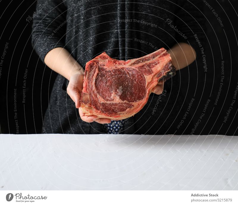 Großes Stück Frischfleisch am Knochen Fleisch appetitlich frisch Essen zubereiten roh Lebensmittel Protein ungekocht Kuh Metzger Vorbereitung Bestandteil