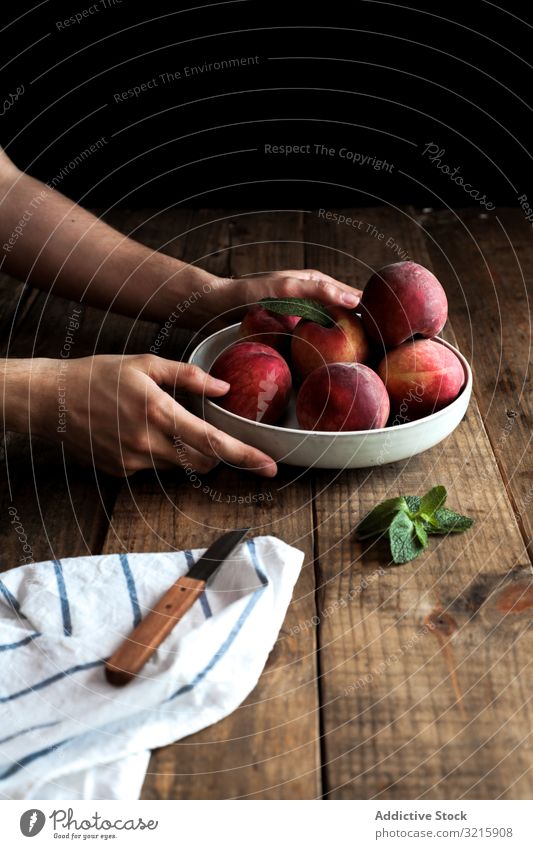 Schmackhafte reife Pfirsiche im Teller Hände Vegetarier Lebensmittel organisch Früchte roh frisch natürlich Ernte lecker Blatt ungeschält Pflanze geschnitten