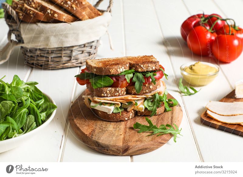 Sandwich mit Gemüse und Käse Belegtes Brot Zuprosten gebraten Tomaten Schinken Rucola Frühstück Lebensmittel Gesundheit Mittagessen Snack Mahlzeit frisch lecker