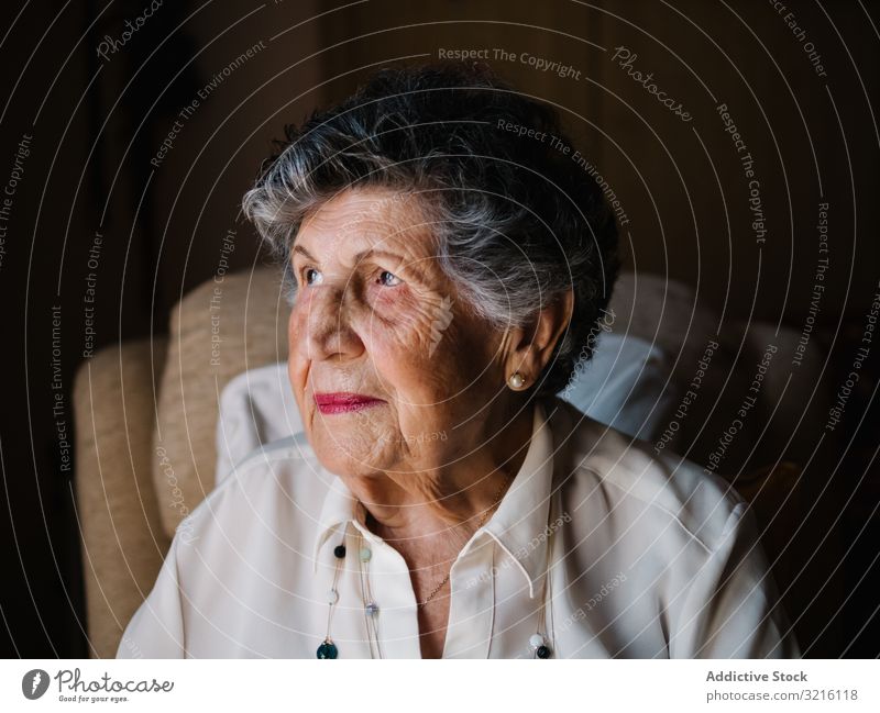 Porträt einer alten Frau in weißem Hemd zu Hause gealtert heimwärts Großmutter Erfahrung Weisheit Aufmerksamkeit Großeltern Generation Senior älter Hautfalten