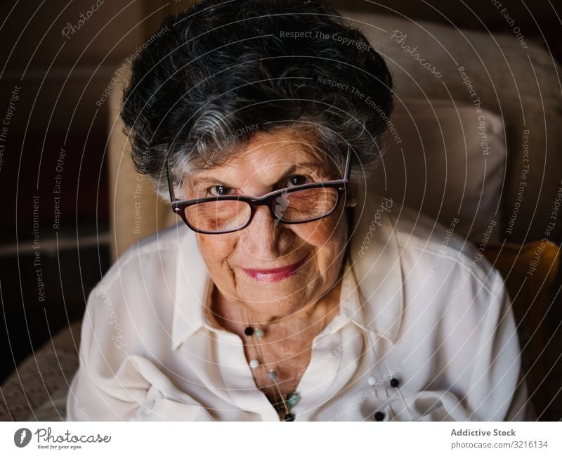 Porträt einer alten Frau in weißem Hemd zu Hause gealtert heimwärts Großmutter Erfahrung Weisheit Aufmerksamkeit Großeltern Generation Senior älter Hautfalten