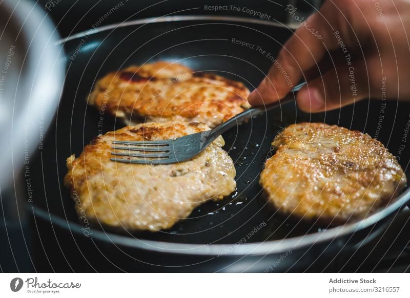 Fleischkoteletts in der Pfanne braten Kotelett Erdöl heiß Küche Koch Lebensmittel Mahlzeit Abendessen Mittagessen Schweinefleisch Hähnchen Braten lecker