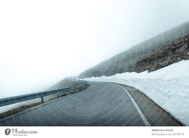 Straße in nebligen Bergen Nebel Berge u. Gebirge reisen Natur Landschaft Wetter Dunst vage Berghang Gelände Ausflug Reise Tourismus Abenteuer grau Schnee kalt