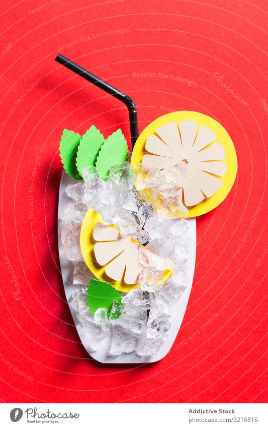 Silhouette eines Glases Mojito aus Karton mit echtem Eis Alkohol Kunst Getränk Cocktail Collage farbenfroh Zusammensetzung Konzept konzeptionell Handwerk