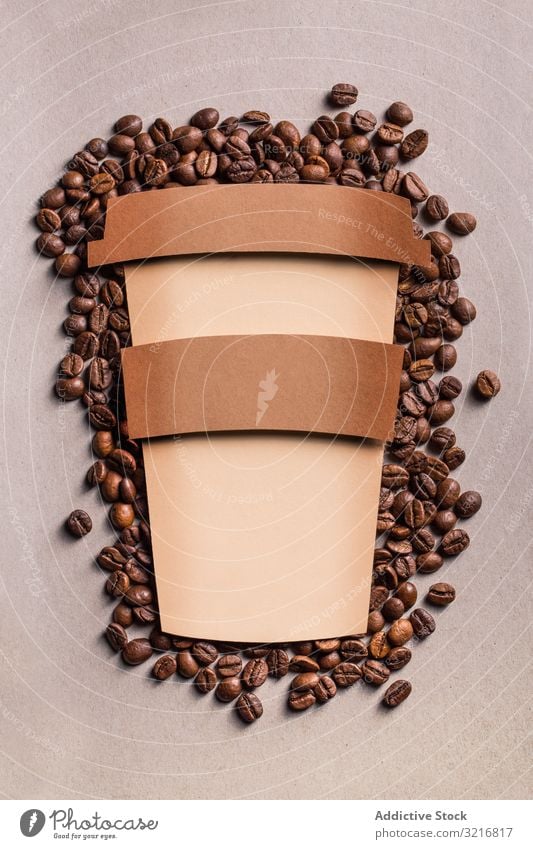 Silhouette einer Einweg-Kaffeetasse aus Karton Kunst Bohnen Getränk Collage farbenfroh Zusammensetzung Konzept konzeptionell Handwerk Kreativität Tasse