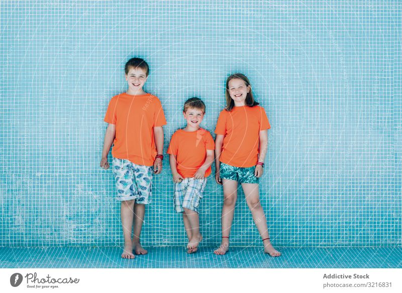 Kinder stehen im leeren Pool und schauen in die Kamera Kindheit posierend Stehen Lächeln Sommer Freizeit Urlaub Junge Mädchen Bruder Schwester Geschwisterkind